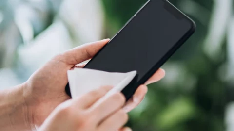 Điện thoại của bạn có thể bẩn hơn bồn cầu: Đây là cách làm sạch đúng cách