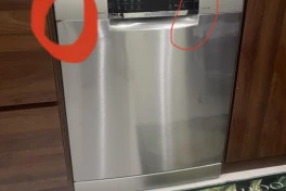 Máy rửa bát Bosch mới mua không lâu bị gỉ, thủng