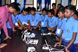 Vì sao Ấn Độ xây 10.000 phòng lab trong trường học, và điều gì đang xảy ra với học sinh?