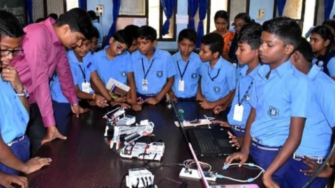 Vì sao Ấn Độ xây 10.000 phòng lab trong trường học, và điều gì đang xảy ra với học sinh?