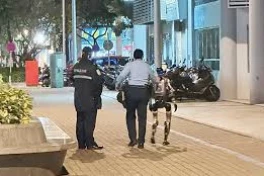 Cảnh sát vừa phải "áp giải" một robot hình người vì dọa cụ bà đến nhập viện
