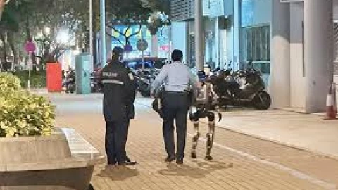 Cảnh sát vừa phải "áp giải" một robot hình người vì dọa cụ bà đến nhập viện