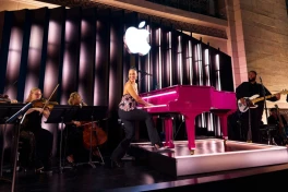 Apple vừa kỷ niệm nửa thế kỷ thành lập bằng một bữa tiệc âm nhạc "hoành tá tràng"