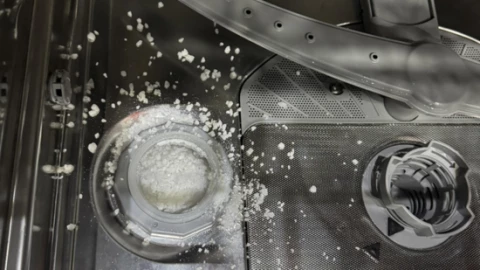 Đổ muối rửa bát thấy hộc chứa muối đầy nước là bình thường hay bất thường?