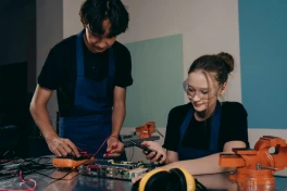 Gen Z Mỹ quay lưng với bằng đại học, đổ xô đi học nghề này vì "cơn bão" AI