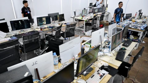 Đột kích 'sào huyệt' lừa đảo tại Campuchia, tạm giữ gần 800 người Việt