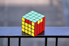 Hai anh em sinh viên Anh phá kỷ lục Guinness giải Rubik 4x4 chỉ trong 45.3 giây