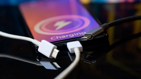 Đây là đáp đầy đủ nhất cho câu hỏi: có nên để điện thoại sạc qua đêm không?