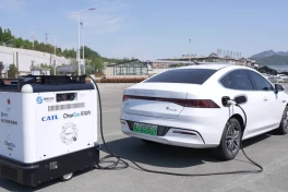 Robot sạc di động cho xe điện bắt đầu rộ lên ở Trung Quốc