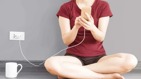 Tê tay khi dùng điện thoại đang sạc: Hiện tượng bình thường hay nguy hiểm?