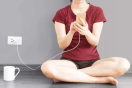 Tê tay khi dùng điện thoại đang sạc: Bình thường hay hiểm họa?