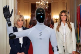 Đệ nhất phu nhân Hoa Kỳ gây tranh cãi với tương lai robot hình người thay thế giáo viên