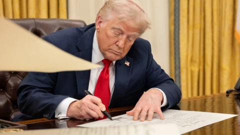 Lần đầu tiên trong lịch sử: Tiền giấy USD sẽ in chữ ký ông Trump