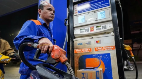 Vì sao gần đây giá xăng dầu được điều chỉnh vào lúc nửa đêm?