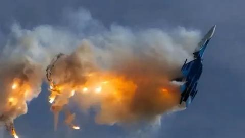 Một máy bay chiến đấu trên tàu sân bay của Mỹ bị trúng đạn ngoài khơi, và Nhà Trắng nhận ra rằng một cường quốc đã can thiệp?