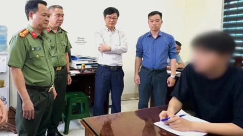 Đừng lãng mạn hóa hacker mũ đen