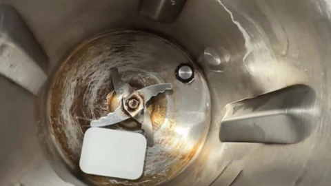 Cách làm sạch máy làm sữa hạt bị cháy vàng