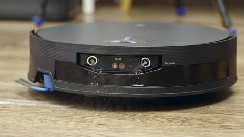 Trên tay nhanh robot hút bụi đầu tiên ở Việt Nam có vòi phun tia nước áp lực