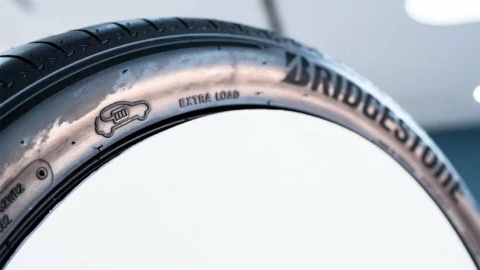 Đằng sau những chiếc xe hào nhoáng, công nghệ lốp xe suốt 16 năm qua thay đổi đến mức nào?