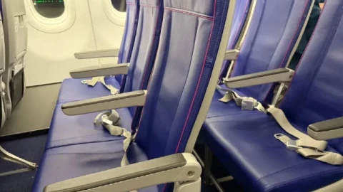 Tại sao ghế máy bay ngày càng chật và cứng hơn?