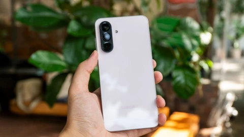 So sánh Samsung Galaxy A57 5G và Galaxy S25 FE: Chọn mỏng nhẹ hay hiệu năng?
