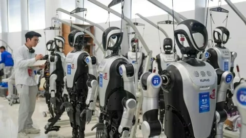 Choáng với "lò đúc" robot tại Trung Quốc, cứ 30 phút xuất xưởng một robot