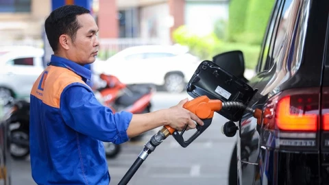 1 lít xăng tốn 1/3 thu nhập ở Lào, 1/5 ở Campuchia, người Việt phải chi bao nhiêu?