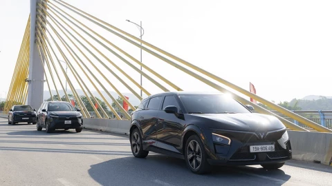 Người dùng đổi sang VF 7 chia sẻ: Từ “rén chân ga” tới “thoải mái lượn bất kỳ đâu”