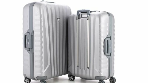 Đánh giá độ bền và tính năng thông minh trên các dòng vali khóa khung