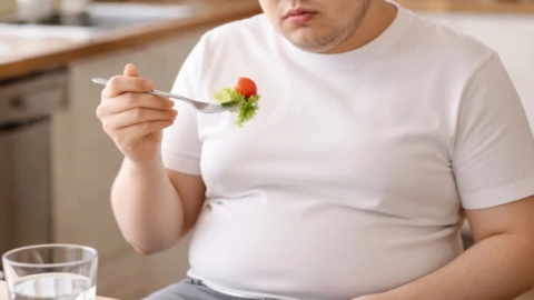 Ăn ít nhưng vẫn tăng cân: 4 lý do bất ngờ khiến anh em giảm béo thất bại?