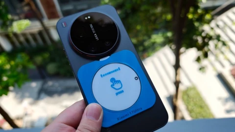 Đừng dán thứ này lên smartphone