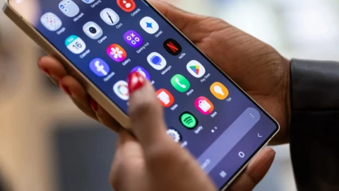Cách Samsung "lách" bão giá