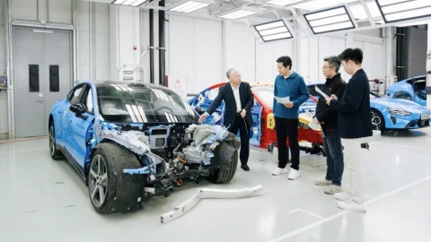 Sếp Xiaomi livestream 3,5 giờ tháo rời từng bộ phận của chiếc xe điện SU7 Pro để chứng minh chất lượng