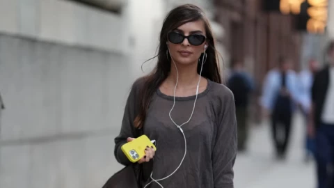 Quên AirPods đi, tai nghe có dây đang bất ngờ "hồi sinh"