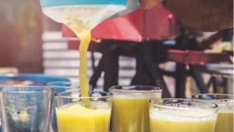 4 nhóm người nên hạn chế uống nước mía mùa nóng