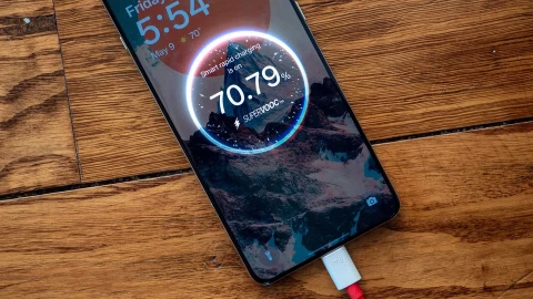 2026 rồi, đừng sạc pin smartphone theo kiểu chục năm về trước nữa!