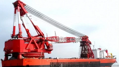 "Mẹ của các chiến hạm" nặng 140.000 tấn, lượng choán nước 260.000 tấn và có khả năng đi vòng quanh Trái đất một lần rưỡi với một bình nhiên liệu đầy.