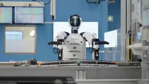 Robot hình người đang nhanh chóng tràn vào các dây chuyền lắp ráp trong nhà máy