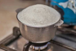 Vì sao nước đun sôi vẫn không bị tràn ra như sữa?