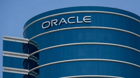 Đuổi việc 30.000 người bằng email lúc 6h sáng, Oracle bổ nhiệm CFO mới với gói lương 30 triệu USD
