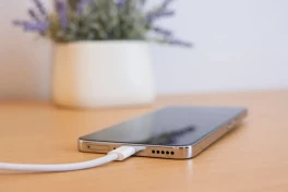 Tốc độ sạc điện thoại được quyết định bởi yếu tố nào: cáp sạc hay bộ sạc?
