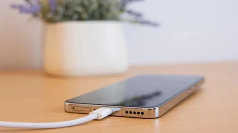 Tốc độ sạc điện thoại được quyết định bởi yếu tố nào: cáp sạc hay bộ sạc?