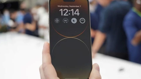 Giá iPhone 14 Pro Max xuống "đáy" mới, smartphone tầm trung "khó sống"?