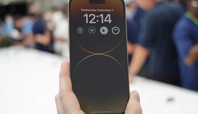 Giá iPhone 14 Pro Max xuống "đáy" mới, smartphone tầm trung "khó sống"?