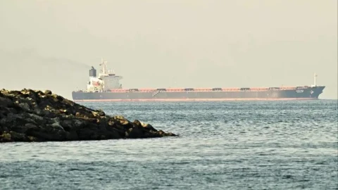 Hai tàu sân bay phong tỏa Iran; Trump đối đầu với Trung Quốc: Tàu Trung Quốc không được phép đi qua và hãy mua dầu từ Mỹ!