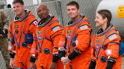 Mức lương của các phi hành gia từng bay quanh Mặt trăng đã được tiết lộ