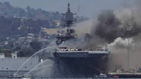 Một tàu sân bay chạy bằng năng lượng hạt nhân khác của Mỹ bốc cháy, khiến ba thành viên thủy thủ đoàn bị thương.