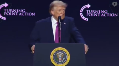 Ông Trump nói sẽ sớm công bố đợt tài liệu đầu tiên về UFO