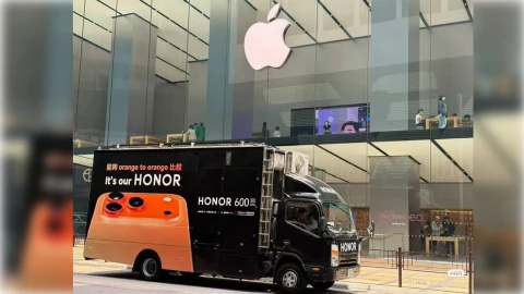 Cửa hàng Apple trở thành phông nền cho chiêu quảng cáo táo bạo của Honor