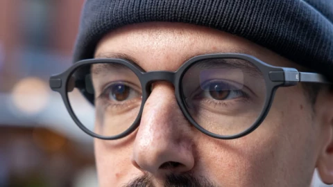 Rạp chiếu phim ở Hàn Quốc phát kính thông minh cho người xem để nghe phiên dịch